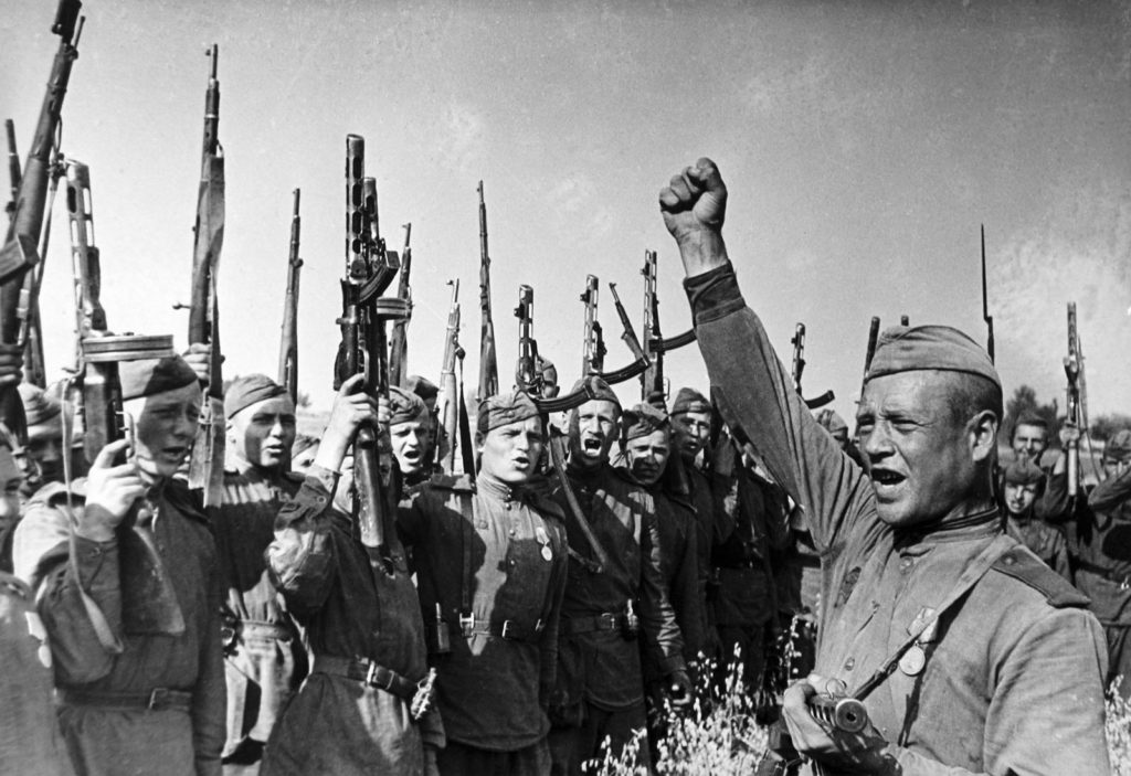 Радянські воякі у Кеніґсберзі - столиці Східної Пруссії. Весна 1945 року. Місто стало російським територіальним трофеєм після війні і зараз іменується Калінінградом.